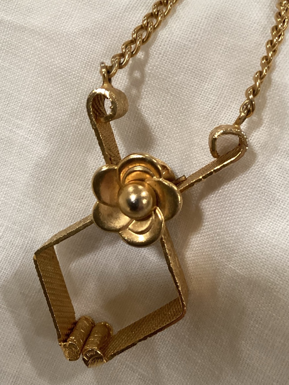 VTG Gold-tone 2 sided pocketbook clip for women’s gloves